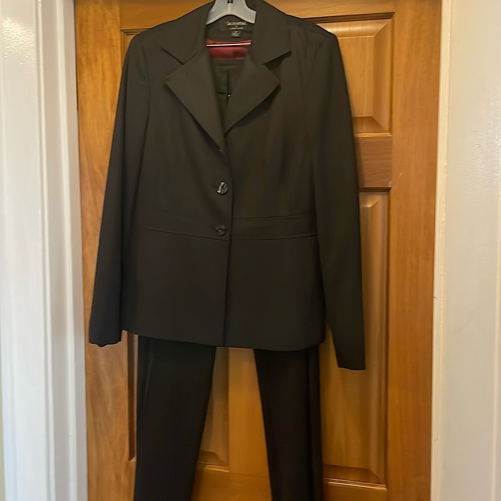 Signature brand 2 piece pants suit